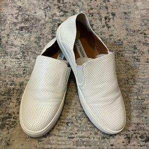 STEVE MADDEN • WHITE SLIP ON